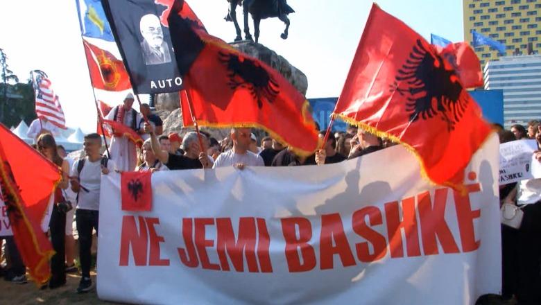 LIVE TV- Protesta për gjuhën shqipe/ Me plisa në kokë, tupanë dhe flamurin kuq e zi, studentët nisin marshimin drejt ambasadës së Maqedonisë së Veriut në Tiranë: Ne jemi bashkë