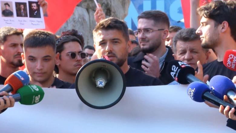 Marin Mema proteston krah studentëve: Askush s’mund të na ndajë! Shqipëria ka nevojë për të rinjtë, është koha për shqiptari! (VIDEO)