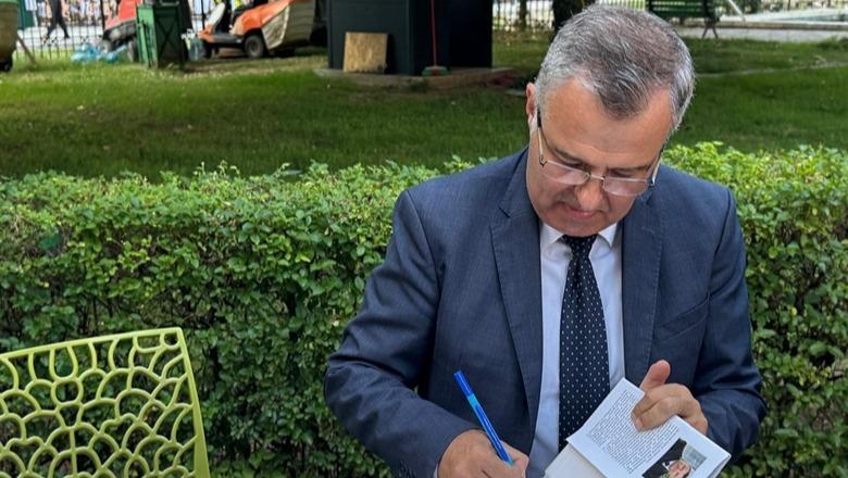 Promovohet libri i akademikut Vasil S. Tole për Laver Bariun dhe trashëgiminë e sazeve