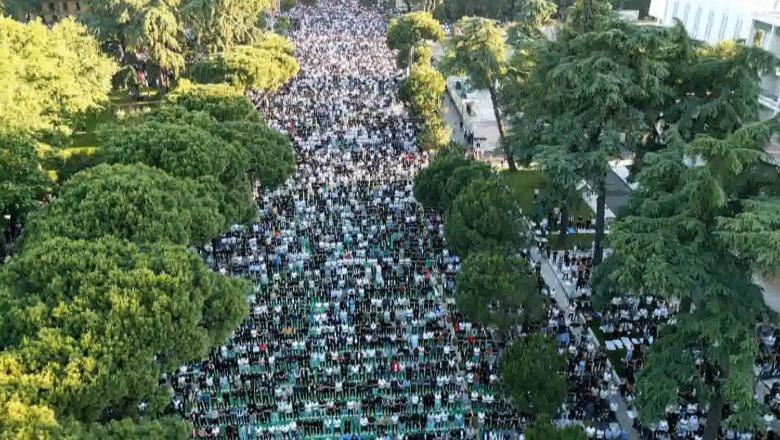 Sot Kurban Bajrami, mijëra besimtarë myslimanë falin namazin në bulevardin ‘Dëshmorët e Kombit’