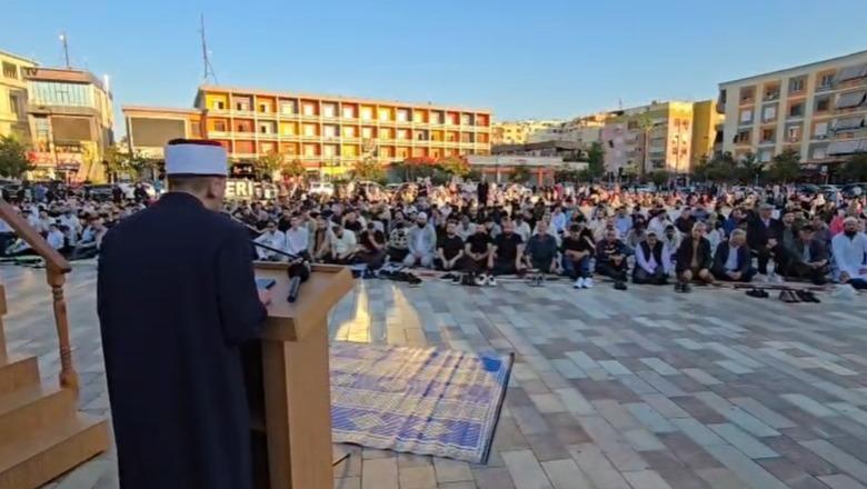Kurban Bajrami/ Besimtarët myslimanë në Fier falin namazin, Myftiu Hazizolli: Të afrohemi më shumë me Zotin