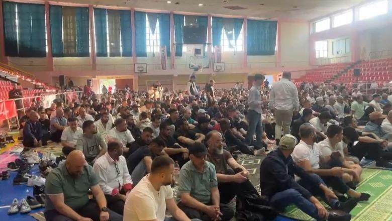 Qindra besimtarë myslimanë në Vlorë falin namazin për Kurban Bajram
