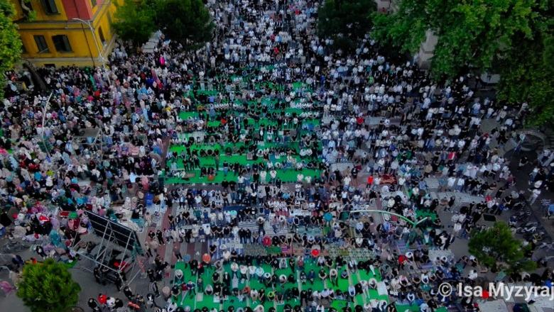 Festohet Kurban Bajrami/ VIDEO me dron, mijëra besimtarë falin namazin në bulevardin ‘Dëshmorët e Kombit’