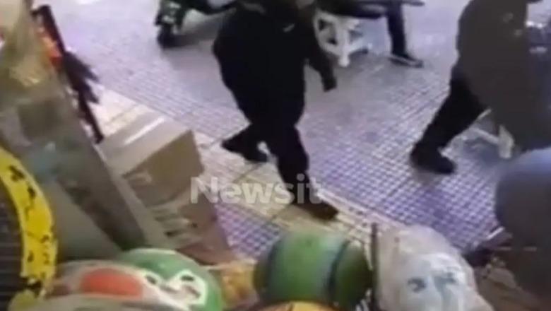 Greqi/ Të veshur me të zeza dhe kapele në kokë, momenti kur dy shqiptarët i afrohen biznesit të pakistanezit që plagosën me armë