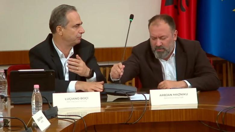 ‘Mos e shtyp butonin, si kalama 2 vjeç’, Mazniku i heq mikrofonin Boçit, grinden për minutazhin: Merre, ta gëzosh! S’jam si puna jote unë