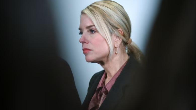 U largua një muaj më parë nga detyra e Prokurores së Përgjithshme të SHBA-ve, Pam Bondi diagnostikohet me kancer në tiroide