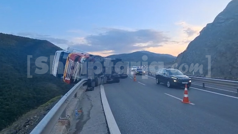 Aksident në Rrugën e Kombit, 'dora e Zotit' mban kamionin pa rënë në greminë