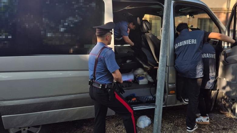 Po transportonin 5 kilogramë kokainë me një furgon me targa shqiptare, arrestohen 3 shqiptarë në Itali