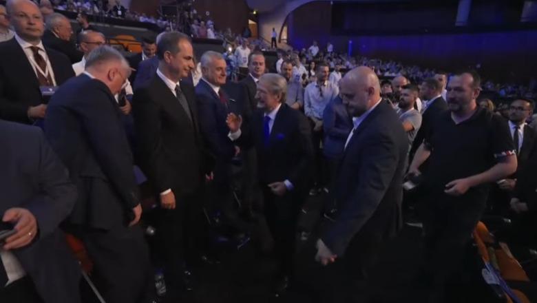 Kuvendi Kombëtar i PD nis punimet me 1 orë e gjysmë vonesë, Berisha krah bashkëshortes! E pranishme edhe e bija