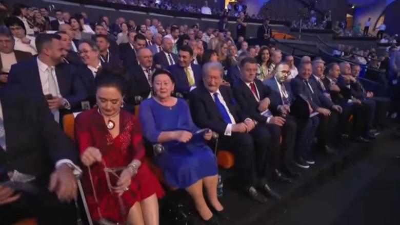 Kuvendi Kombëtar i PD nis punimet me 1 orë e gjysmë vonesë, Berisha krah bashkëshortes! E pranishme edhe e bija