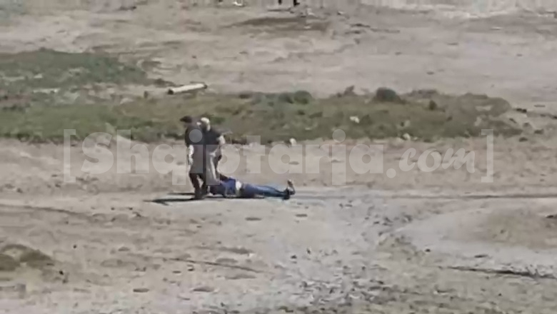 VIDEOLAJM/ Përplasja në Zvërnec, pamjet kur 2 policët privatë tërheqin zvarrë protestuesin