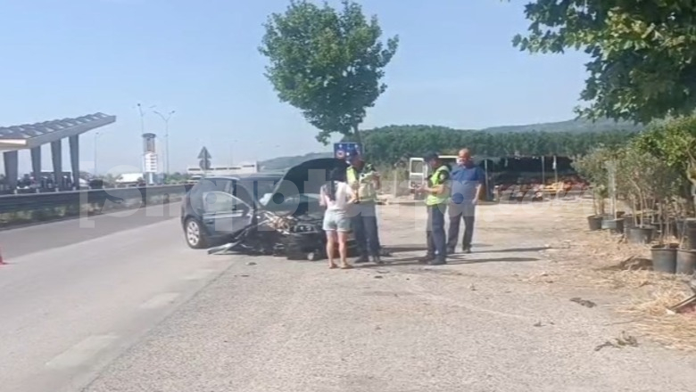 Aksident në aksin Lushnje-Fier, 'Audi' del nga rruga dhe përplaset me pemën, plagoset një 65-vjeçare