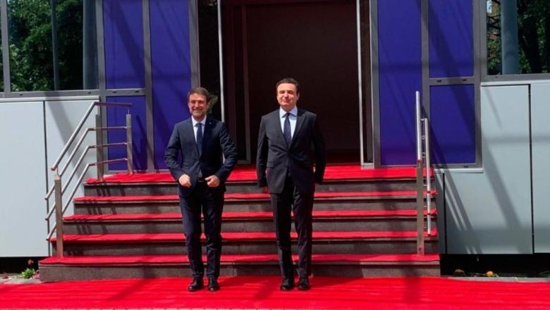 Ministri Ferit Hoxha nis vizitën zyrtare në Kosovë, takohet me Kurtin dhe Haxhiun