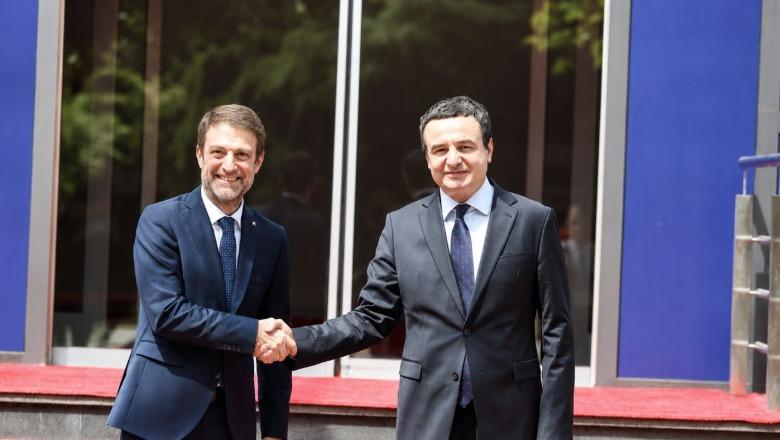 Ministri Ferit Hoxha vizitë në Kosovë, takohet me Kurtin dhe Haxhiun