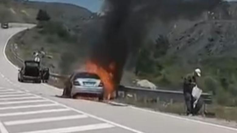 Digjet nga flakët makina në aksin Korçë–Ersekë, shoferi shpëton pa lëndime