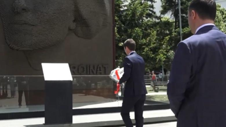 Pas takimeve zyrtare, Hoxha dhe Konjufca bëjnë homazhe te memoriali 'Heroinat' në Prishtinë
