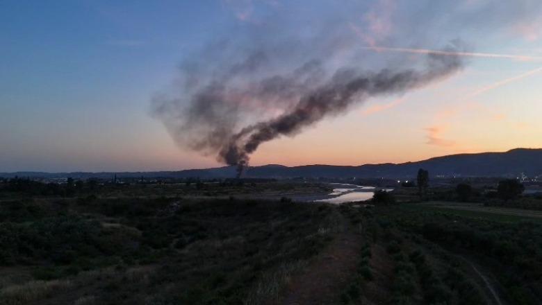 Shtëllunga tymi të zi mbi Kombinatin Metalurgjik në Elbasan, shkak djegia e gomave! Autorët ende të paidentifikuar (VIDEO)