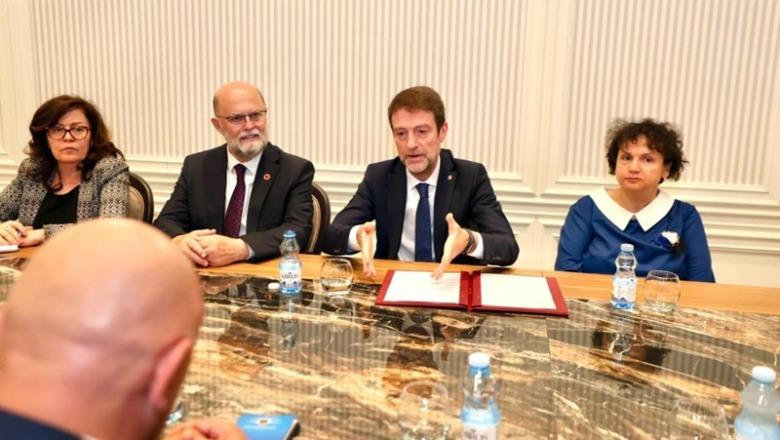 Vizita në Prishtinë, ministri Hoxha takon kryetarët e AAK dhe PDK: Mund të luajnë rol konstruktiv në ndërtimin e konsensusit politik