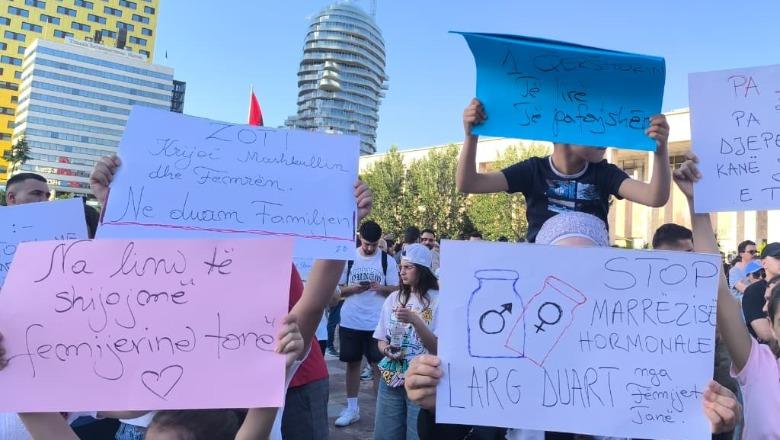 Terapia hormonale për transgjinorët, aktivistë të ‘Koalicionit Pro Familjes’ protestë në Sheshin Skënderbej: Mirëqenia e fëmijëve, prioriteti ynë! I bashkohet edhe PD