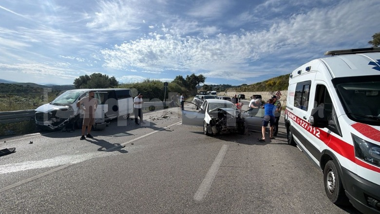 Përplasen dy automjete në Kaninë, një i lënduar