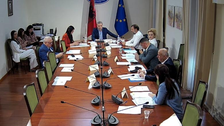 Terapia për transgjinorët, opozita kërkon dëgjesë me Salën në komision: Doni shkatërrimin e familjes tradicionale! Socialistët: Transparencë si fillim! Kurseni teatrin!