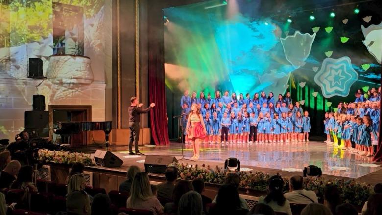 Eslin Kurti me këngën 'Kërce me mua'  fituese e Festivalit Kombëtar të Këngës për Fëmijë! Përfaqëson Shqipërinë në Junior Eurovision
