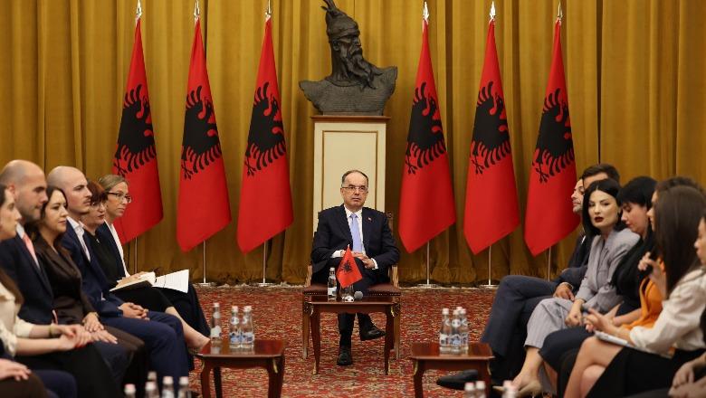 Begaj takim me të diplomuarit e Shkollës Shqiptare të Studimeve Politike: Ju jeni ata që do të ndërtoni të ardhmen