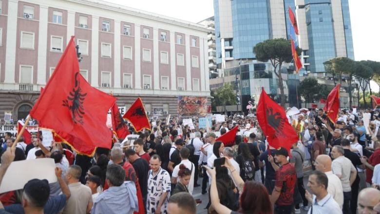 Protestë në Tiranë kundër resortit në Zvërnec! Rama thirrje për bashkëbisedim: Mblidhuni 20 vetë, të flasim! Protestuesit: S’ka dialog