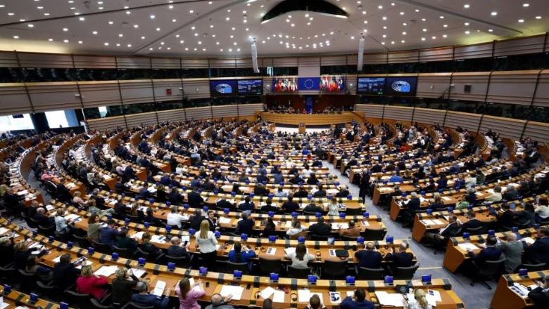 Komiteti për Politikë të Jashtme i PE-së: Kriza politike në Kosovë mund të rezultojë me humbje financiare