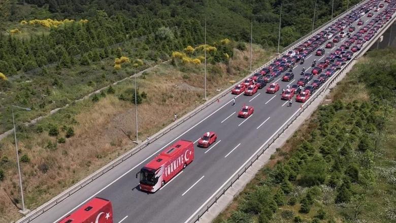 VIDEO/ Turqia nis rrugëtimin për në Botëror, mijëra tifozë me makina dhe flamuj përcjellin ekipin