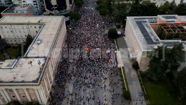 Resorti në Zvërnec/ Dita e 4-t në protestë, çahet kordoni i policisë! Tërhiqen autobotët me ujë, protestuesit shkojnë te kryeministria (VIDEO ME DRON)