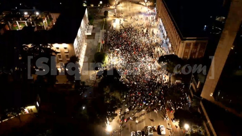 Resorti në Zvërnec/ Dita e 4-t në protestë, protestuesit çanë kordonin e policisë dhe shkojnë te kryeministria! I rezistuan dhe autobotëve me ujë (VIDEO ME DRON)