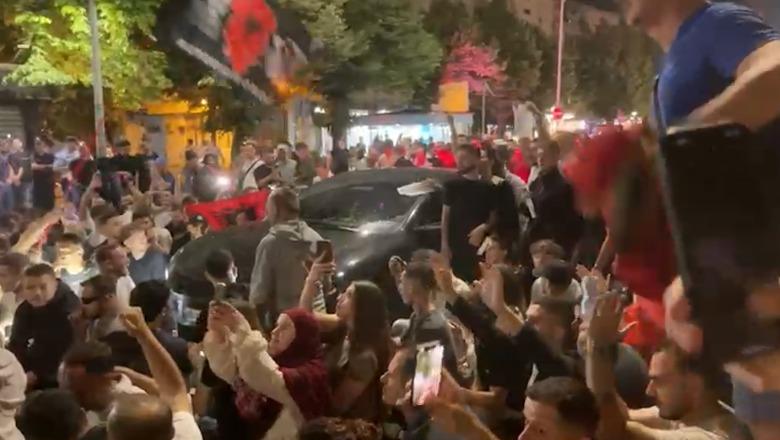 Resorti në Zvërnec/ Protestuesit shpërndahen nëpër Tiranë, thirrje qytetarëve nëpër kafe e automjete tu bashkohen