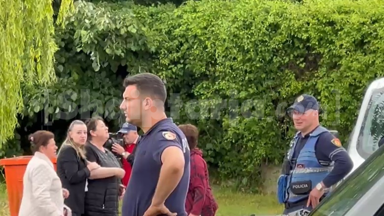 Momenti prekës/ Familjarë e policë shpërthejnë në lot për plagosjen e efektivit në Maliq (VIDEO)