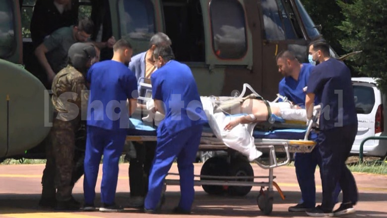 Mbërrin te Trauma efektivi i plagosur i ‘Shqiponjave’, 36-vjeçari me plagë në pjesën e qafës dhe të kokës (VIDEO)