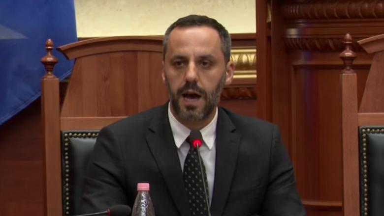 ‘Shkoni në protestë të kapni ndonjë reels’, Lamallari ikën nga Kuvendi: Po e përdorni për populizëm! Teatër i shëmtuar 