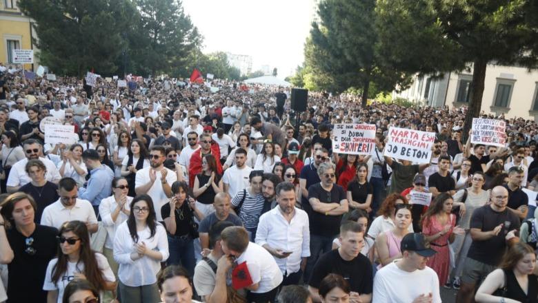 Zgjimi përtej konspiracioneve: Pse protesta e sotme është një thyerje epokale e stereotipeve politike!