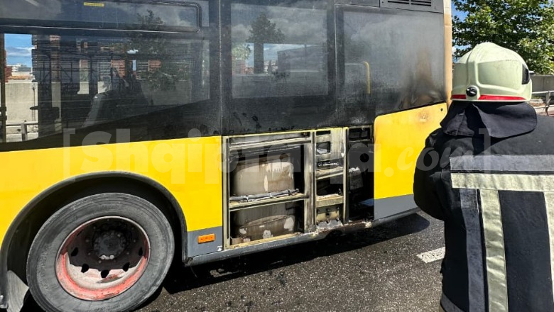 Përfshihet nga flakët autobusi i linjës Durrës–Spitall teksa ishte në lëvizje, s’ka pasagjerë të lënduar! Shkak një defekt në motor