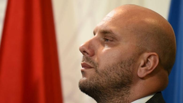 E mbajtën 4 orë në kufi, ish-shefi i policisë malazeze ndalohet të hyjë në Serbi