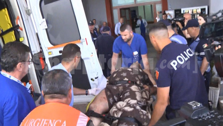 Me 1 plumb në bark dhe 2 në duar, autori mbërrin me ambulancë në spitalin e Traumës (VIDEO)