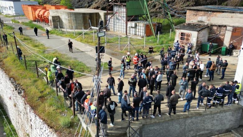 Minatorët e Bulqizës vijojnë bojkotin e punës, kërkojnë rritje pagash, përmirësim të kushteve të punës dhe më shumë siguri 