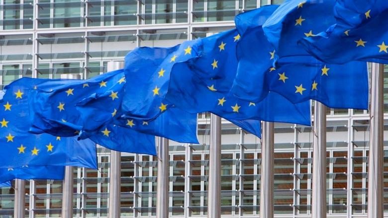 Pastrimi i parave, Komisioni Europian i tërheq vëmendjen Greqisë: Nuk po zbaton plotësisht rregullat e BE-së