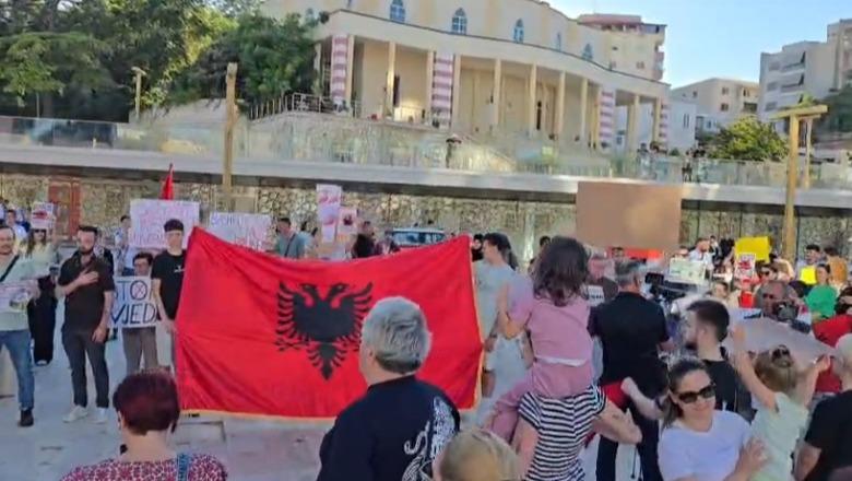 Me flamuj dhe pankarta në Durrës qytetarët e Durrësit sërish protestë për projektin në Zvërnec