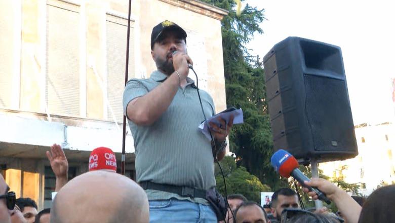 Tiranë/ Protestuesi i drejton 5 kërkesa Ramës: Nga dorëheqja te shfuqizimi i Paketës së Maleve