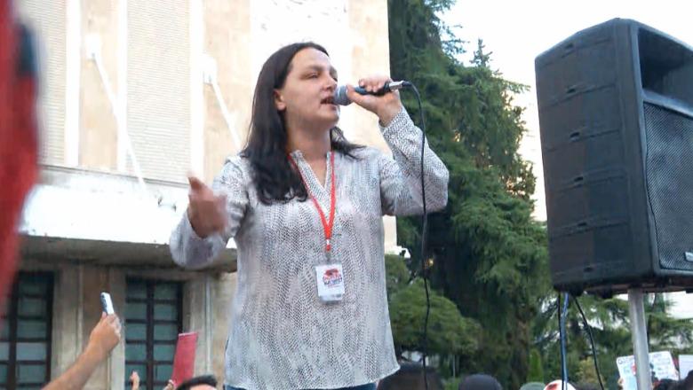 Protestuesja: Kur pashë atë djalin e tërhequr zvarrë në Zvërnec, mu kujtuan përplasjet me grushta me policinë në Rrjoll