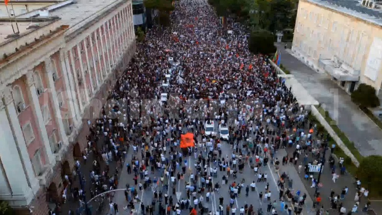  'Zvërneci'/ Mbahet protesta e 5-të në Tiranë kundër ndërtimit të resortit (VIDEO ME DRON)
