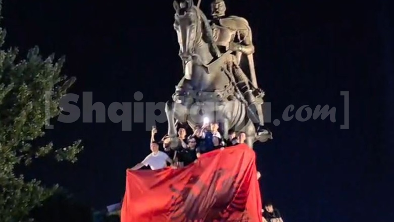 Protesta për Zvërnecin, protestuesit ngjiten në monumentin e Skenderbeut: Shqipëria e shqiptarëve