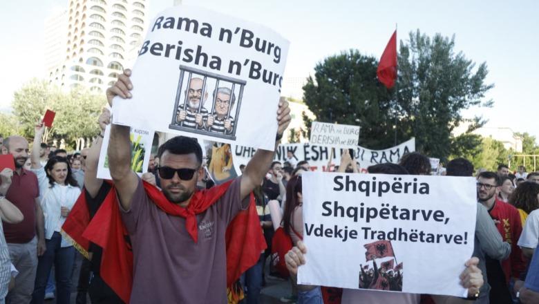 FOTOT/ ‘Shqipëria e shqiptarëve’, ‘Rama në burg, Berisha në Burg’, protesta kundër resortit në Zvërnec përmes pankartave 