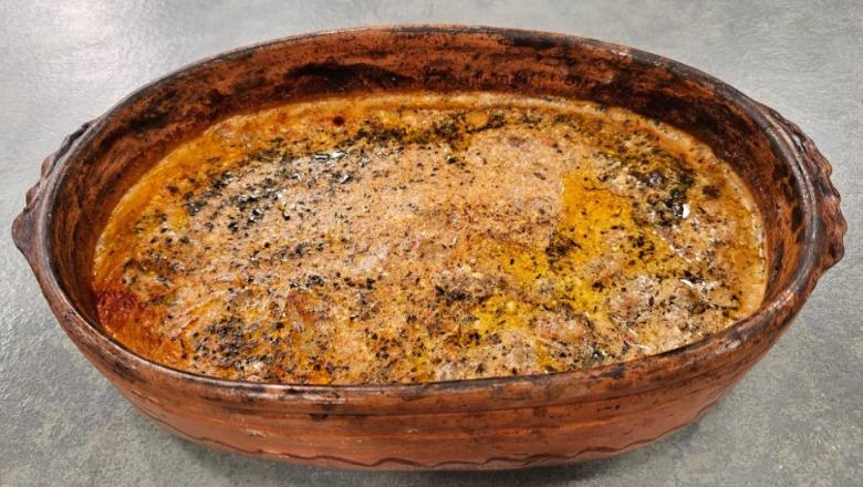 Tavë tironse e dheut me të brendshme viçi nga zonja Albana