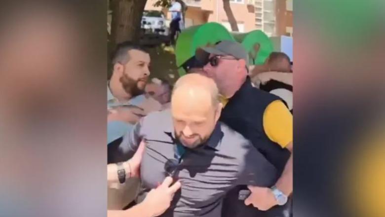 Tensione në Mitrovicën e Veriut! Ndalohen kryetari i Mitrovicës së Veriut dhe kreu i Kuvendit të Komunës, ngjyrosën simbolin e qytetit me bojë të kuqe